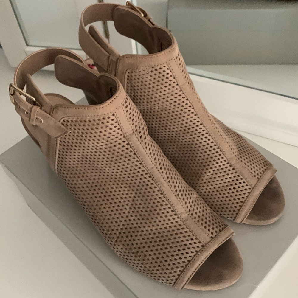 Woman’s size 10 open toe heel sandal